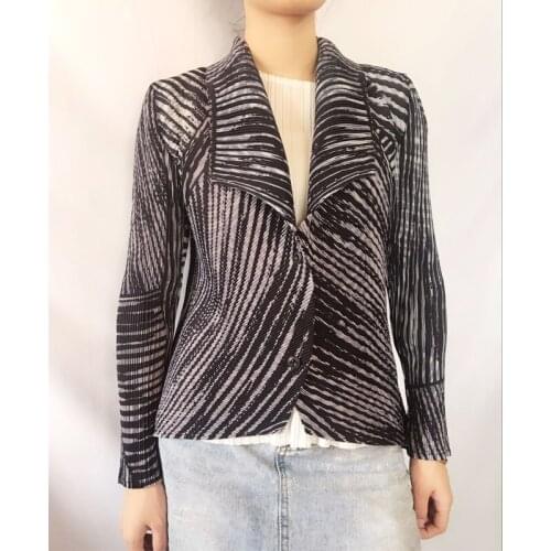 HOT SELLING Fashionable joker fold long sleeves print coat single breasted turn-down collar coat IN STOCK