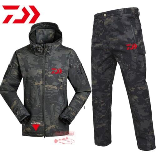 Daiwa Soft Shell Fishing Clothing Men Autumn Winter Outdoor WaterProof Hiking Hunting Clothes For Pants Men Hooded Fishing Set