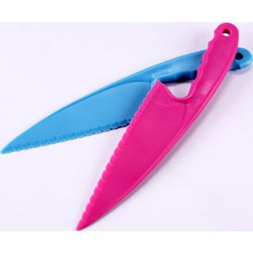 100pcs Colorful Food Grade Plastic Scraper Cake Knife Mousse Bread Knife With Jaggedly Kitchen Baking Tools Random Color ZA5179