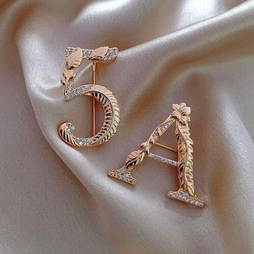 MOGAKU Gold Color Letter Brooch Fashion Number Lapel Pins for Women Coat Suit Temperament Brooches Trendy Accessories Jewelry