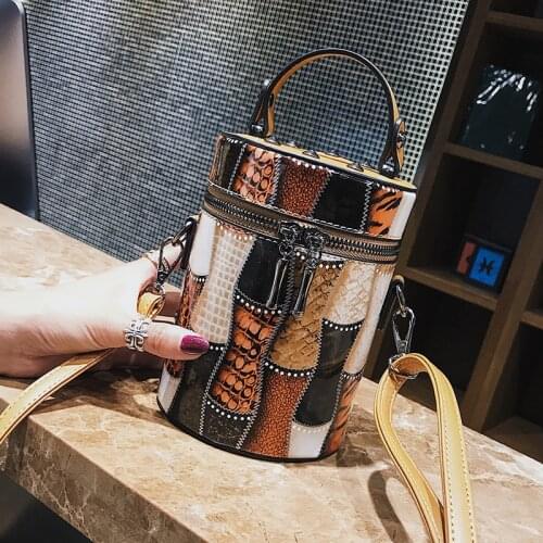 HISUELY Personalized Bucket Bag Womens High Quality PU Leather Chain Shoulder Bag Designer Rivets Handbag Lady Mobile Phone bag