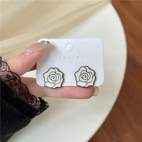 Small Retro Ins Niche Oil Painting Rose Flower Clip on Earrings Temperament Simple White Rose Earrings Ear Clip No Piercing Lady