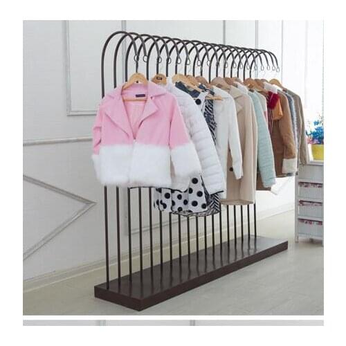 A clothing store display rack. Hang a hanger on the side of the wall.087