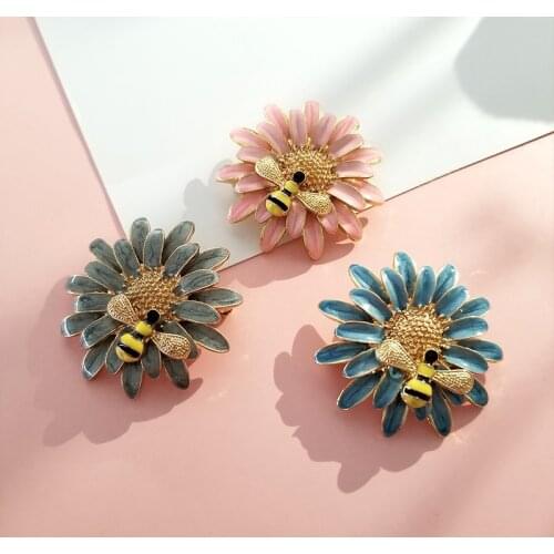 Hard Daisy Brooches 3 Color Nectar Pink Blue Gray Flower And Bee Badges Metal Pin For Women Accessories Jewelry Gifts 2021 New
