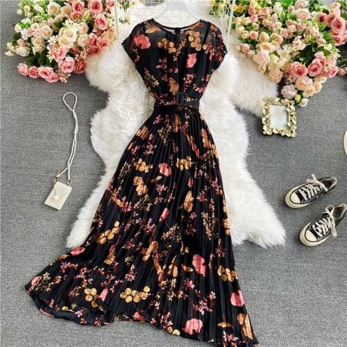 The new slim floral chiffon dress with slim temperament, round neck holiday small and fresh