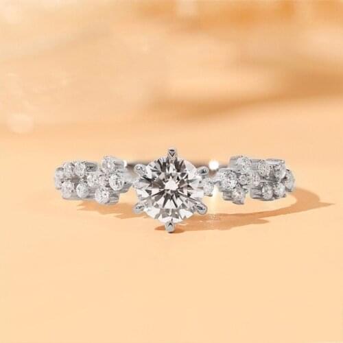 Huitan Delicate Women Wedding Rings with Shiny Crystal Cubic Zirconia Fashion Style Engagement Party Rings Modern Ladys Jewelry