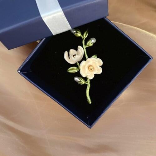Wholesale new style retro style simple forest Magnolia drop glaze enamel Baroque Freshwater Pearl Brooch Pin