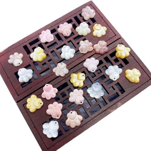 Natural Sea Shell Pendant Bear Palm Shape White Yellow Pink Three-color Queen Shell Carving Making Jewelry Ladies Necklace 3pcs