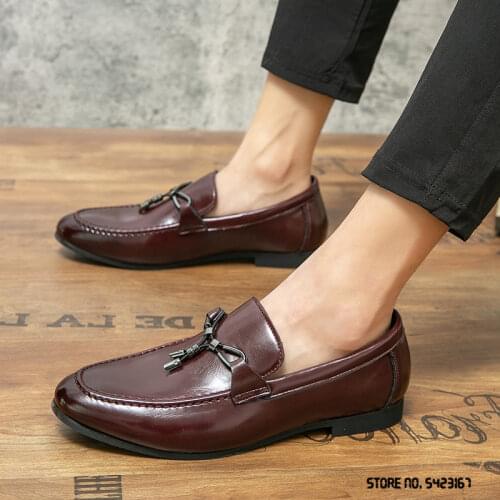 New Designer Men Pointed Embroidery Slip on Oxford Male Dress Wedding Prom Homecoming Shoes Sapato Social Masculino Black Brown