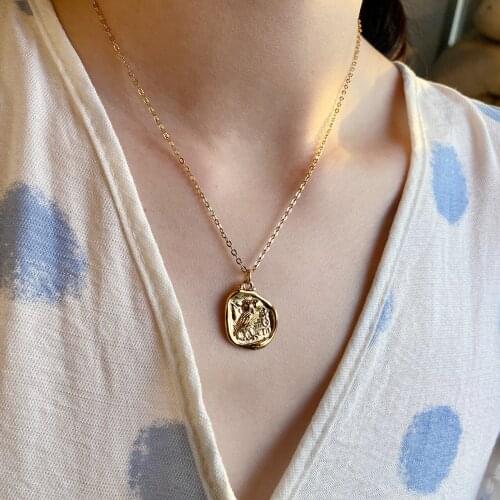 2021 New Golden Disc Owl Pendant Necklace Hip Hop Punk Couple Pendant Necklace Simple Party Womens Jewelry