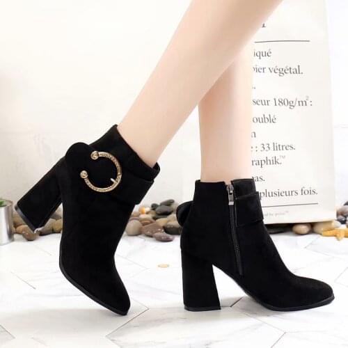 2021 Autumn Winter New Fashion Black Womens Shoes Plus Velvet High Heels Thick Heels Short Boots Metal Button Decoration Boots