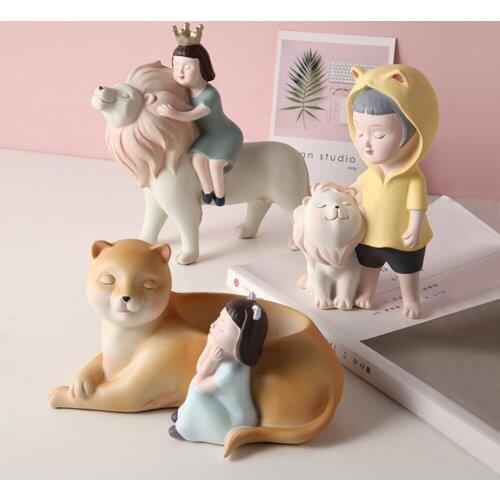 Nordic Girl With Lion Figures People Statue Decoration of the Room of Captains Creative Complements Furnishings Animal House
