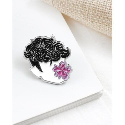 The hair covers the mouth of the eye with a big pink flower avatar brooch a fashion non-mainstream art to send friends
