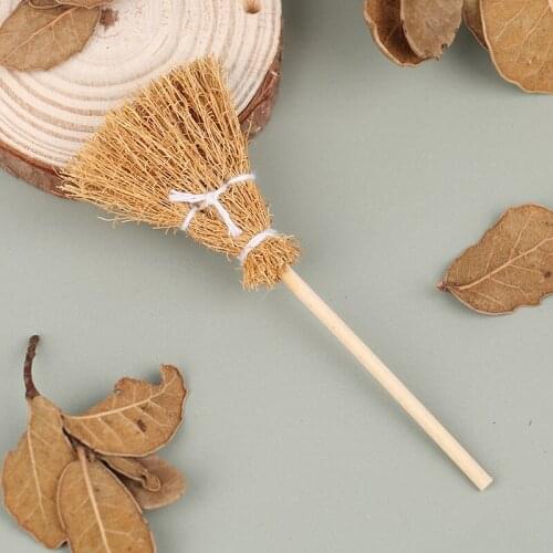 1PCS Dollhouse Furniture Miniature Dolls House Kitchen Yard Accessory 1/12 Broom Classic Toys Pretend Play Furniture Toys