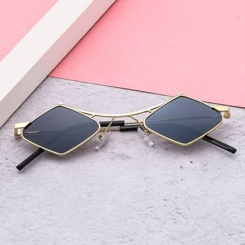 Beautiful fashion personality metal triangle sunglasses trendy men and women catwalk street shooting sunglasses net red 17918