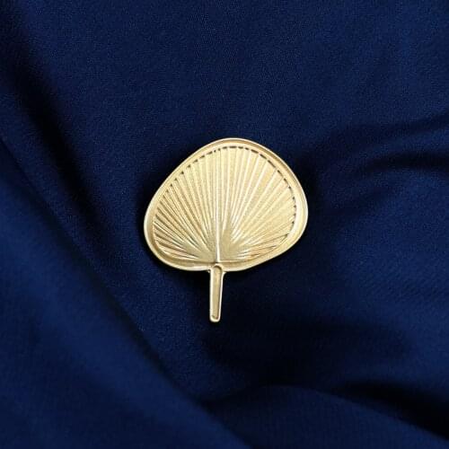 Creative Fan Brooches Antique Badge Matte Gold Corsage Female Metal Suit Lapel Pin Scarf Buckle Daily Supplies Women Accessories