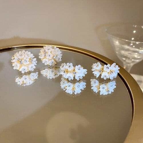 2021 New Korean Flower White Rhinestone Sweet Fairy Trendy Stud Earrings For Women Fashion Jewelry Acrylic Oorbellen Brincos