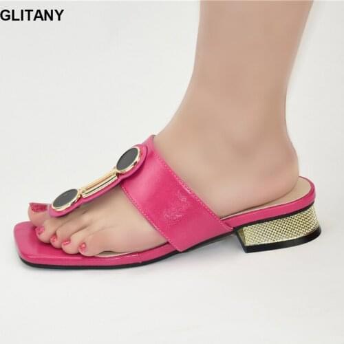 The latest flat-bottomed flip flops decorated with rhinestones, low-heel shoes, women can participate in parties banquet shoes