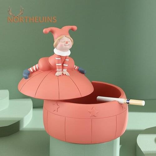 NORTHEUINS Resin Moden Clown Windproof Ashtray With Lid For Tabletop Gift For Friends Hotel Outdoor Home Decoration Room Decor