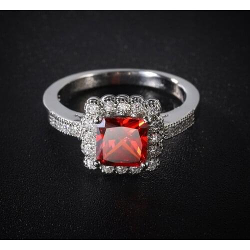 Exquisite Four Claw Square Crystal Ring Fashion Elegant Womens Garnet Red Zircon Ring Charm Womens Wedding Anniversary Jewelry