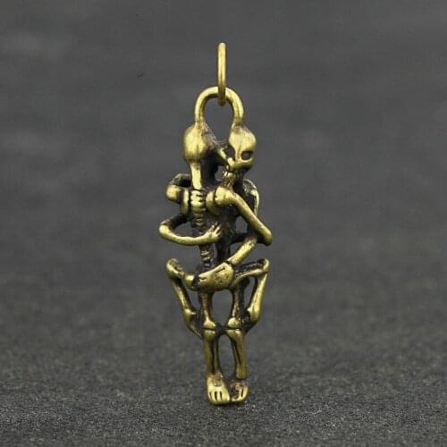 Handmade Pure Copper Skull Pendant Fun Embrace Skull Human Pendant Creative Personality Brass Key Chain Accessories
