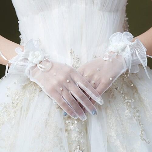 2020 Elegant Bridal Gloves Short Pearls Beaded Ruffle Tulle Finger Wedding Gloves Ribbon Wrist Length