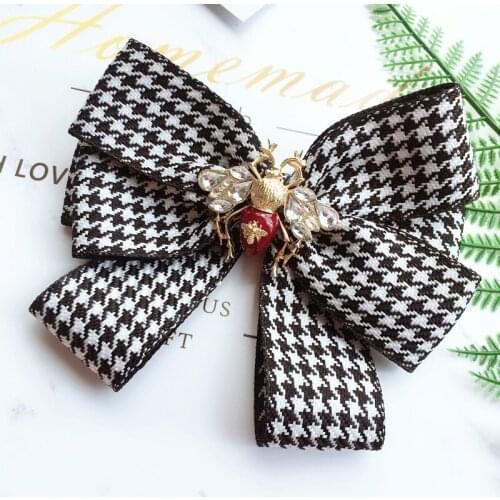 Fashion Bowtie Brooches for Women Fashion Bank Hotel Stewardess College Style Shirt Pearl Bee Collar Flower Womens Jewelry