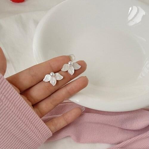 Delicate White Pearl Shell Flowers Stud Earrings for Women Korean Trendy Simplicity Jewelry Female Fashion Elegant Ear Studs