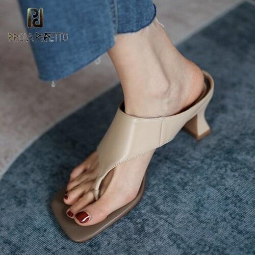 2021 new French retro leather square toe open toe thick heel fashion sandals and slippers for women to wear high heel flip flops