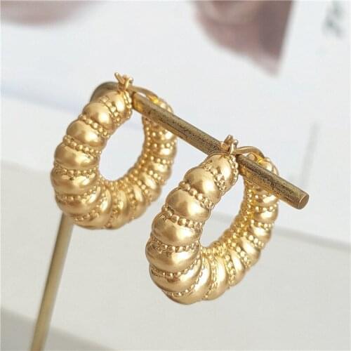 Simple matte gold three-dimensional pod U-shaped earrings