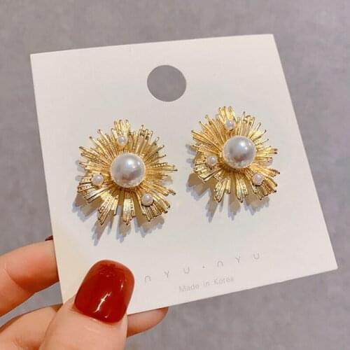 New Korean temperament metal exaggerated personality pearl earrings female simple cold wind light four-color earrings