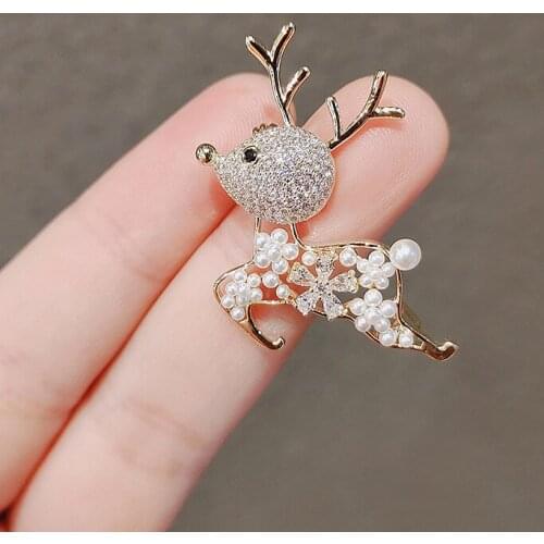 VSnow Fantasy Christmas Elk Rhinestones Brooch for Women Charming Imitation Pearl Winter Hollow Gold Metallic Pin Brooch Jewelry