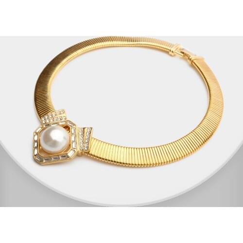 Amorita boutique Beautiful pearl inlaid with gold snake chain necklace