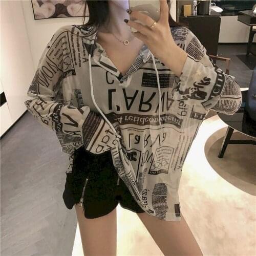 2021 New Womens T-shirt Sunscreen Clothes Graffiti Printing Loose Thin Wild Hooded Back Hollow Thin Shirt Isn't Trendy Harajuku