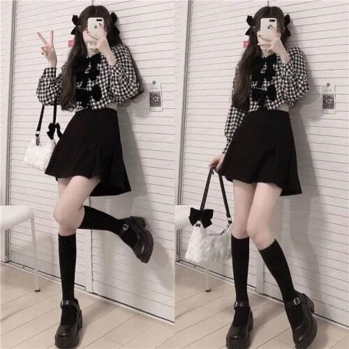 Early spring new female retro Hong Kong style chic fried street suit design short shirt college style half-length skirt trend