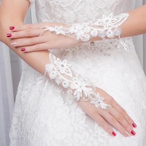2019 New In Stock Short Lace Bridal Gloves Wrist Length White Wedding Gloves Fingerless Bridal Accessories