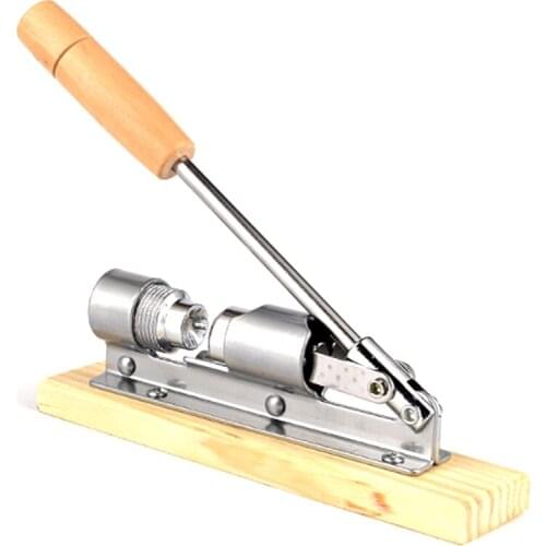 Hand-Pressed Mechanical Walnut Clamp, Metal Nut Shell Breaker, Nutcracker with Wooden Handle, Walnut Clamp