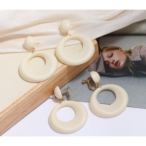 Womens Temperament Hollow Round Resin Earrings Solid Color Exaggerated Retro Simple Large Ring Earrings Korean Version earrings