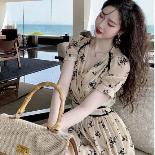 2021 Xiaxin French retro style elegant V-neck court style girl gathered waist foam sleeve elegant Chiffon Dress