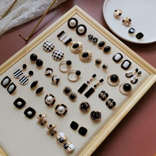 HUANZHI 2020 New Vintage Elegant Baroque Black White Pearl Ear Clips Without Piercings Earrings For Women Girl Party Jewelry