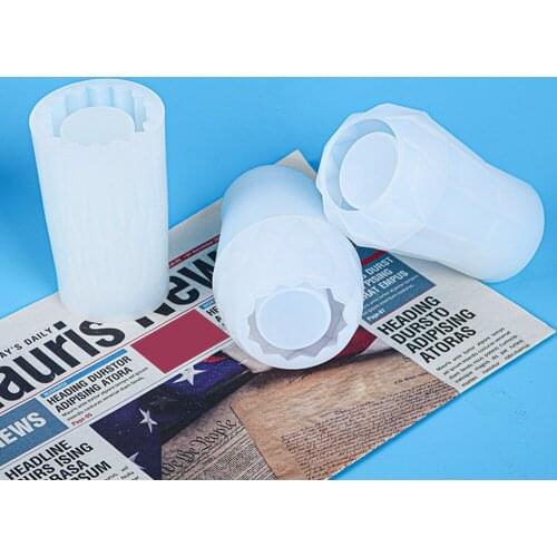 Hand-Made DIY Home Decoration Crafts Epoxy Resin Vase Making Molds, 3 Styles Of Vase Silicone Molds Are Placed With Flowers