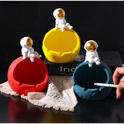 Creative Planet Astronaut Ashtray Personality Living Room Decoration Large Capacity Windproof Resin Ashtray Gift for Boyfriend
