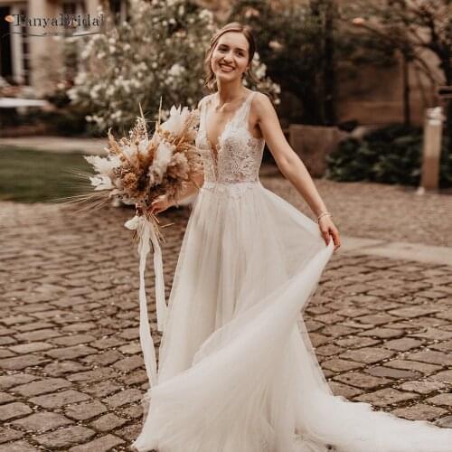 Deep V-Neck Wedding Dresses Tulle Skirts Lace appliques Bohemian Bridal Gowns Backless Beach Vestido De Noivas DW438