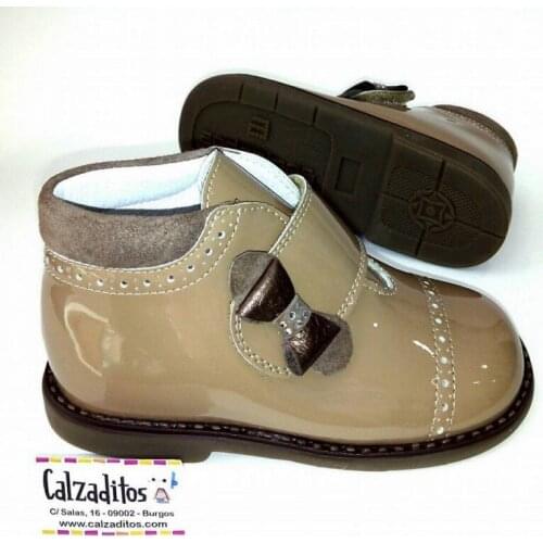 Patent leather boots camel with velcro, from Andanines