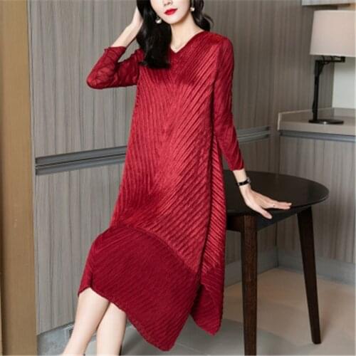 High-end Miyake pleated design dress 2021 early spring new French plus size wild fashion stitching solid color pleated dress
