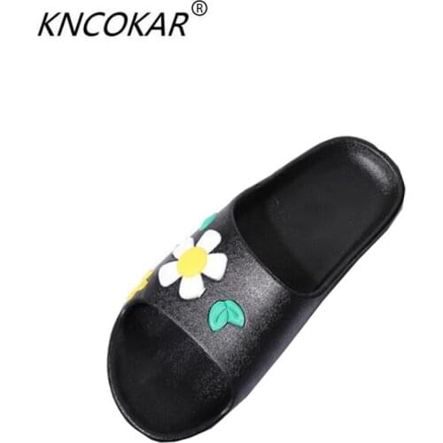 In the summer of 2018, ladies' beach fashion, large flowers and anti-skid slippers are anti-skid and anti-skid and lightweight