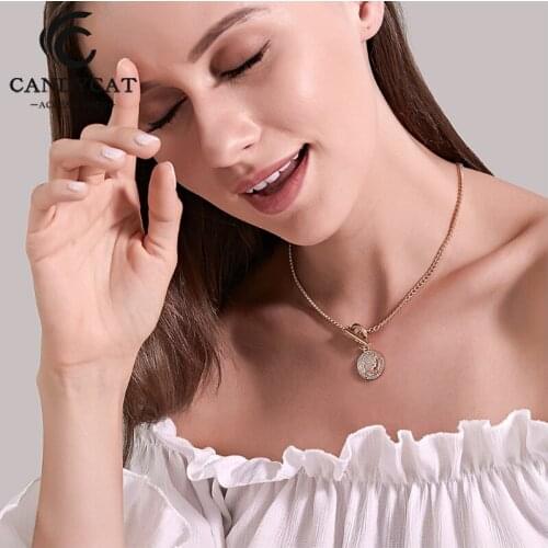 Vintage Queen Avatar Necklace for Women Metal Texture Short Personality Choker Necklace Retro Straight Buckle Clavicle Chain