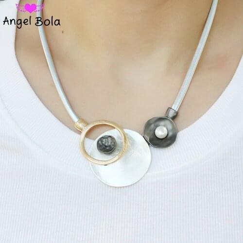 Luxury Fashion Geometric Irregular Round Pearl Ladies Charm Leather Rope Pendant Necklace Party Valentines Day Jewelry Gift