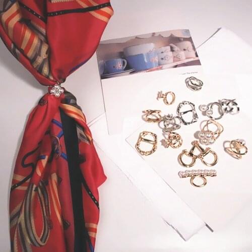 Elegant Simple Scarf Buckle Wedding Hoop Brooch Pins for Women Crystal Holder Silk Shawl Buckle Ring Clip Scarf Jewelry Gift