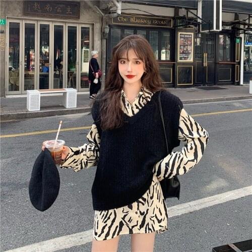 2020 New Autumn Winter V-neck Pullover Knitted Vest Womens Outer Wear Korean Black Vest Stacked Two-piece Vintage Chiffon Shirt